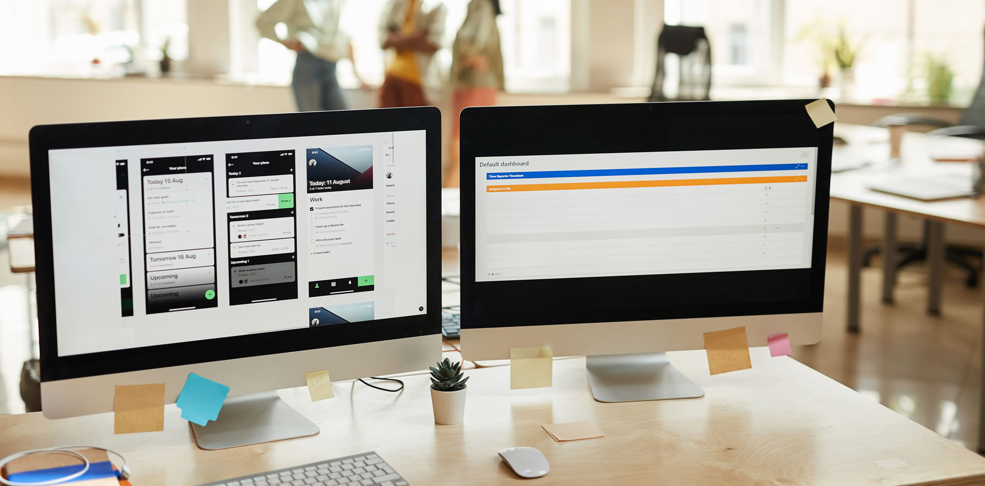 computers-with-software-at-office-SPUWRWX